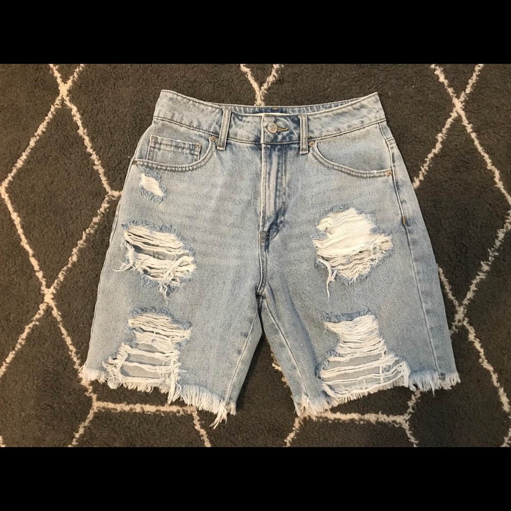 F21 high waist distressed short 26